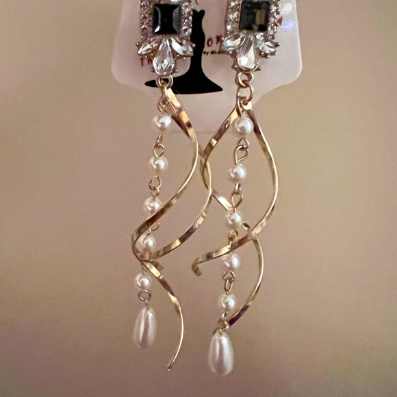 DARK GRAY COLORED GEMSTONE WITH SPIRALING GOLD AND FAUX PEARL DANGLING EARRINGS - Picture 5 of 6